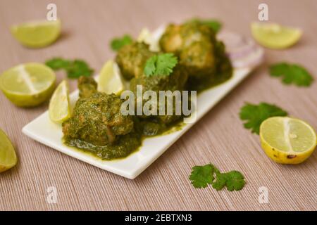 Grünes Huhn Curry, Huhn Hariyali Tikka, Huhn Hara Masala, Huhn Hariyali indischen Stil. Palak Spinat Huhn oder Murg Saagwala serviert Stockfoto