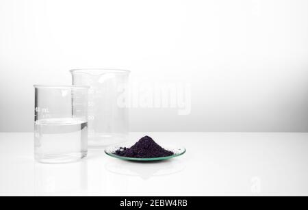 Kosmetische Chemikalien Inhaltsstoff auf weißem Labortisch. Kaliumpermanganat, Alkohol. Stockfoto