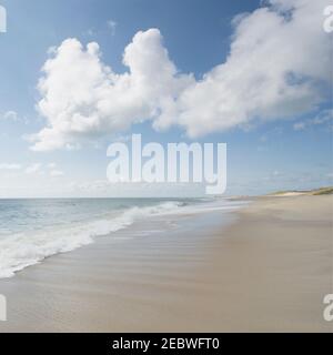 Strand und Meer an einem sonnigen Tag Stockfoto