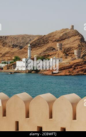 Sur, Oman. 27th. Mai 2014 Moschee am Meer in der befestigten Hafenstadt Sur an der Küste des Golfs von Oman Stockfoto