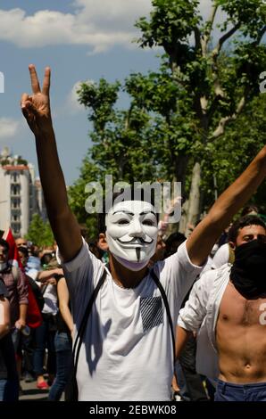 Istanbul, Türkei. Juni 1st 2013 V für Vendetta; Gezi Park Protestor trägt Guy Fawkes Maske und gibt das Siegeszeichen, Istanbul, Türkei Stockfoto