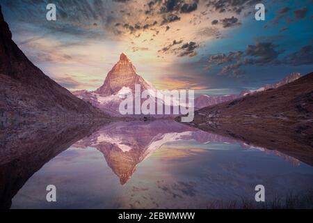 Schweiz, Kanton Wallis, Zermatt, Matterhorn, Matterhorn Reflecting in Riffelsee Stockfoto