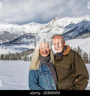 USA, Idaho, Sun Valley, Winterportrait eines älteren Ehepaares vor den Boulder Mountains Stockfoto