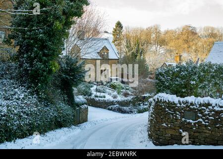 Cotswold Steinhaus im Schnee im Januar. Snowshill, Cotswolds, Gloucestershire, England Stockfoto