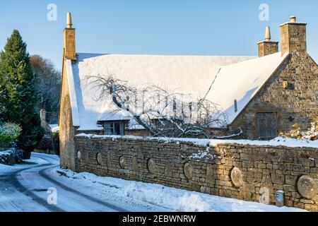 Cotswold Steinhaus im Schnee im Januar. Snowshill, Cotswolds, Gloucestershire, England Stockfoto