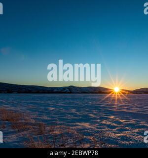 USA, Idaho, Bellevue, Sonnenuntergang über schneebedecktem Feld Stockfoto