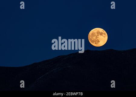 USA, Idaho, Bellevue, Vollmond über Hügeln Stockfoto