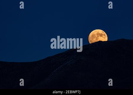 USA, Idaho, Bellevue, Vollmond über Hügeln Stockfoto