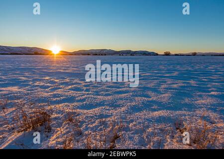 USA, Idaho, Bellevue, Sonnenuntergang über schneebedecktem Feld Stockfoto