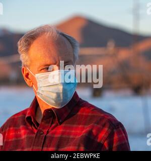 USA, Idaho, Bellevue, Außenportrait eines älteren Mannes mit COVID-Schutzmaske Stockfoto