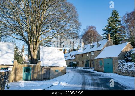 Snowshill Dorf und Ferienhäuser im Schnee im Januar. Snowshill, Cotswolds, Gloucestershire, England Stockfoto