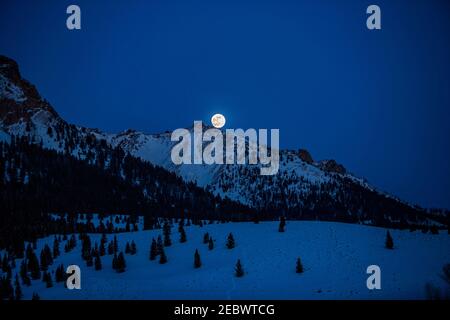 USA, Idaho, Sun Valley, Vollmond über Boulder Mountains in der Winternacht Stockfoto