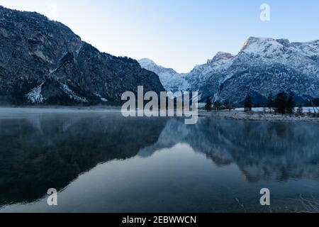 Morgendlicher Frost am almsee an einem sehr kalten Tag Im februar Stockfoto