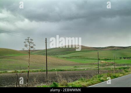 Schöne Aussicht auf Hügel unter einem bewölkten Himmel auf stürmisch Wetter Stockfoto