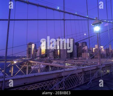 2001 HISTORISCHE BROOKLYN BRIDGE (©J & W ROEBLING 1883) DOWNTOWN SKYLINE EAST RIVER MANHATTAN NEW YORK CITY USA Stockfoto