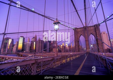 2001 HISTORISCHE BROOKLYN BRIDGE (©J & W ROEBLING 1883) DOWNTOWN SKYLINE EAST RIVER MANHATTAN NEW YORK CITY USA Stockfoto