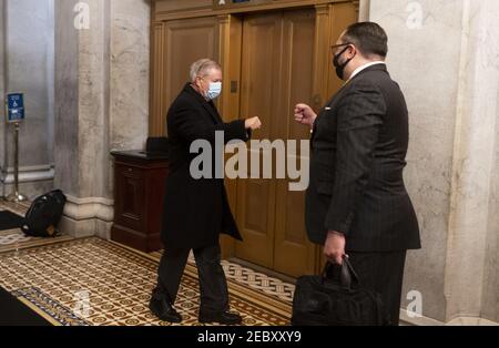 Washington, Usa. Februar 2021, 12th. Senator Lindsey Graham, R-S.C., links, gibt Jason Miller, Senior Adviser des Trump 2020-Wahlkampfs, vor Beginn des Amtsenthebungsverfahrens im Senat am Freitag, den 12. Februar 2021 in Washington, DC, USA, einen ersten Schlag. Foto von Bill Clark/Pool/ABACAPRESS.COM Quelle: Abaca Press/Alamy Live News Stockfoto