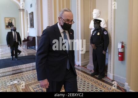 Washington, Usa. Februar 2021, 12th. Der Mehrheitsvorsitzende des US-Senats, Chuck Schumer (Demokrat von New York), kehrt während des zweiten Amtsenthebungsverfahrens gegen US-Präsident Trump auf dem Capitol Hill in Washington, DC, USA, am 12. Februar 2021 zum Verfahren des US-Senats zurück. Foto von Chris Kleponis/Pool/ABACAPRESS.COM Quelle: Abaca Press/Alamy Live News Stockfoto