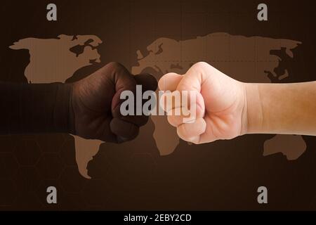 Zwei Fausthände gegeneinander, mit Blick auf die Weltkarte im Hintergrund. Diversity Konzept Hintergrunddesign Stockfoto