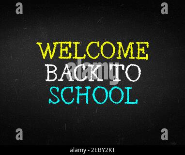 Willkommen Zurück zur Schule Abstrakter Hintergrund mit Text auf schwarzem Brett geschrieben. Stockfoto