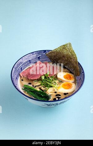 Tori paitan Ramen Suppe mit Pastrami und Eiern Stockfoto