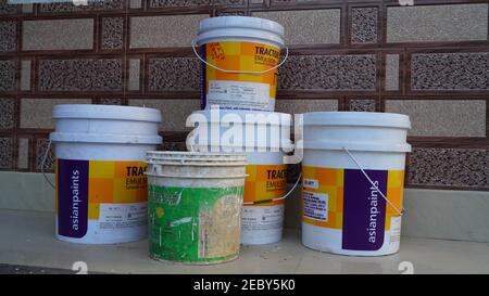 08. Februar 2021- Khatoo, Jaipur, Indien. Gruppe von Kunststoff-Farbdosen mit lebendigen Farben. Plastikeimer voll mit zufälligen Farben. Stockfoto