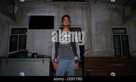 08. Februar 2021- Khatoo, Jaipur, Indien. Porträt von asiatischen jungen Studenten in stilvoller Jacke. Nachtfotografie und ländliche Dorfszene. Stockfoto