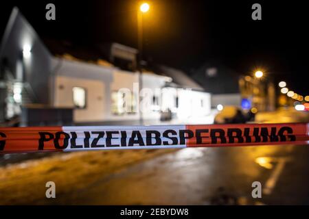 Radevormwald, Deutschland. Februar 2021, 12th. Nach einem Brand wird vor einem Wohnhaus eine Polizeischnur gespannt. Fünf Menschen starben bei einem Brand im Wohngebäude in Radevormwald im Bergischen Land. Das teilte ein Sprecher der Kölner Polizei am Freitag mit. Quelle: Christoph Reichwein/dpa/Alamy Live News Stockfoto