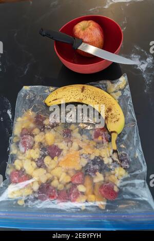 Gefrorenes und frisches Obst für den morgendlichen Smoothie Stockfoto