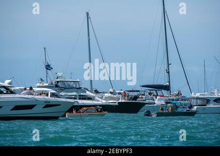 Auckland, Neuseeland. 13. Februar 2021. Prada Cup Finals.Auckland, Neuseeland. 13. Februar 2021. Prada Cup Halbfinale.Spectator auf dem Hauraki Golf für Renntag eins der Prada Cup Finals. Kredit Chris Cameron / Alamy Live Nachrichten. Stockfoto