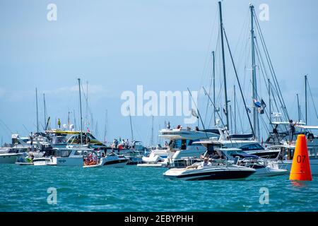 Auckland, Neuseeland. 13. Februar 2021. Prada Cup Finals.Auckland, Neuseeland. 13. Februar 2021. Prada Cup Halbfinale.Spectator auf dem Hauraki Golf für Renntag eins der Prada Cup Finals. Kredit Chris Cameron / Alamy Live Nachrichten. Stockfoto