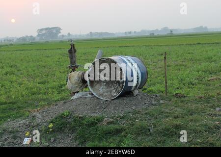 Wasserpumpmaschine im Feld Foto in Dhaka, Bangladesch. Stockfoto