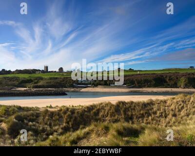 Hayle Estuary, Cornwall. Der West Cornwall Golf Club und die St Uny's Church, Lelant, überblicken die Mündung. Stockfoto