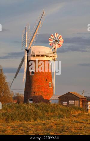 Horsey Drainage Mill, Norfolk. Bild vom öffentlichen Fußweg. Stockfoto