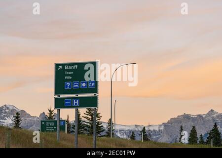 Ausfahrt Stadt Banff. Straßenschild des Trans-Canada Highway. Banff National Park, Canadian Rockies. Banff, Alberta, Kanada. Stockfoto