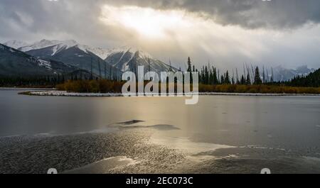 Vermilion Seen in der Winterdämmerung. Banff National Park, Kanadische Rockies, Alberta, Kanada. Stockfoto