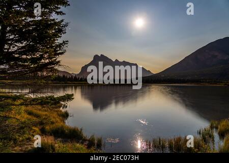 Mondaufgang in Vermilion Lakes in der Sommernacht. Banff National Park, Kanadische Rockies, Alberta, Kanada. Heller Vollmond über dem Berg Rundle Stockfoto