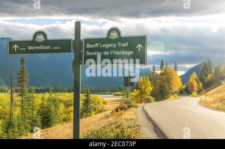 Banff Legacy Trail. Vermilion Seen im Herbst Laubsaison sonnigen Tag. Banff National Park, Canadian Rockies. Banff, Kanada Stockfoto