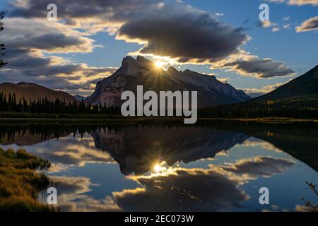 Mondaufgang in Vermilion Lakes in der Sommernacht. Banff National Park, Kanadische Rockies, Alberta, Kanada. Heller Vollmond über dem Berg Rundle Stockfoto