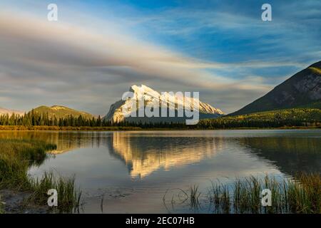 Vermilion Lakes und Mount Rundle Herbstlaub Landschaft in der Sonnenuntergangszeit. Banff National Park, Kanadische Rockies, Alberta, Kanada. Bunte Bäume und Wat Stockfoto