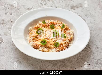 Portion Risotto auf weißem Restaurantteller Stockfoto