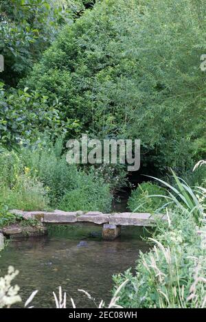 Alte Steinbrücke über River Eye in Upper Slaughter Stockfoto