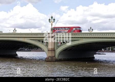 London Bus fährt über Westminster Bridge, London Stockfoto