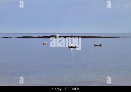 Boote vor Anker in Newton Haven at Low Newton-by-the-Sea, Northumberland. Stockfoto