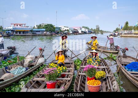 Die Quer-fünf-Zweige des Flusses schwimmenden Markt in der Provinz SoC Trang, Vietnam - 6. Februar 2021: Touristen erkunden die Quer-fünf-Zweige des Flusses Stockfoto