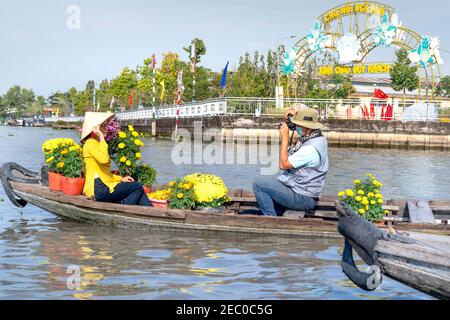 Die Quer-fünf-Zweige des Flusses schwimmenden Markt in der Provinz SoC Trang, Vietnam - 6. Februar 2021: Touristen erkunden die Quer-fünf-Zweige des Flusses Stockfoto