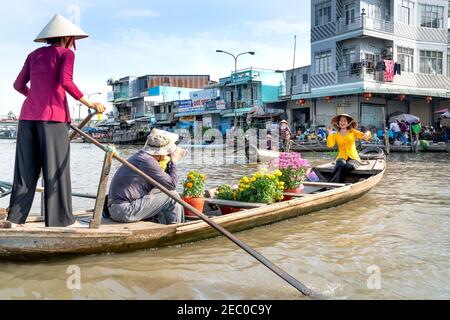 Die Quer-fünf-Zweige des Flusses schwimmenden Markt in der Provinz SoC Trang, Vietnam - 6. Februar 2021: Touristen erkunden die Quer-fünf-Zweige des Flusses Stockfoto