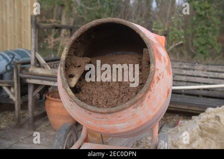 Bodenestrich wird in einem Zementmischer auf einer Baustelle in Rural Devon, England, Großbritannien, gemischt Stockfoto