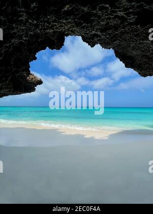 Blick von der Höhle am Strand auf das Meer in Sansibar. Reisen in ein exotisches Land Stockfoto