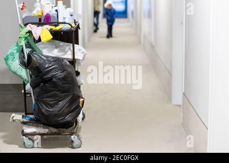 Reinigungsprogramm hausmeisterdienste Warenkorb im Hotelflur Stockfoto